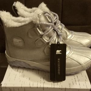 NWT kids Sorel frozen out N about booties